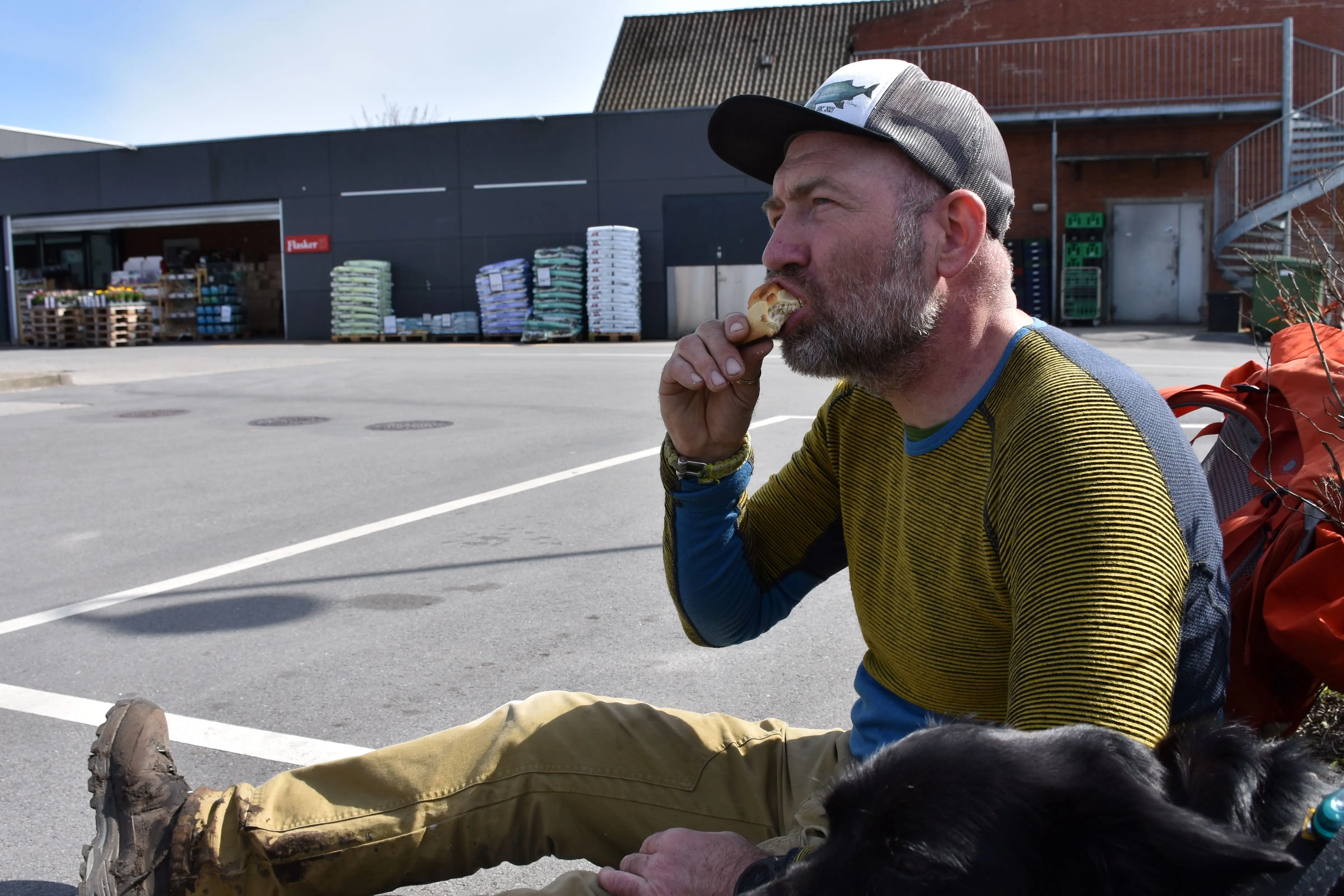 Frokostpause udenfor den lokale Brugs i Vester Skerninge p&aring; den Sydfynske &Oslash;havssti.